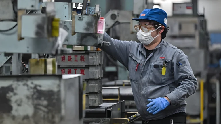 Cabine refrigerate contro il caldo estremo: l'innovazione giapponese per lavorare all'aperto