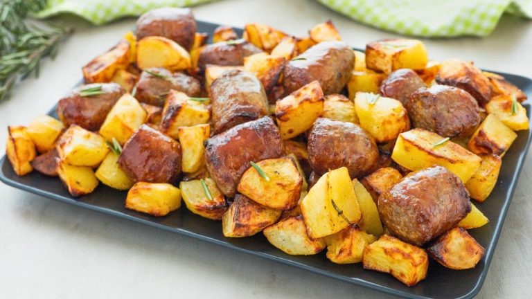 Salsicce e patate in friggitrice ad aria: la tecnica per averle croccanti e succose