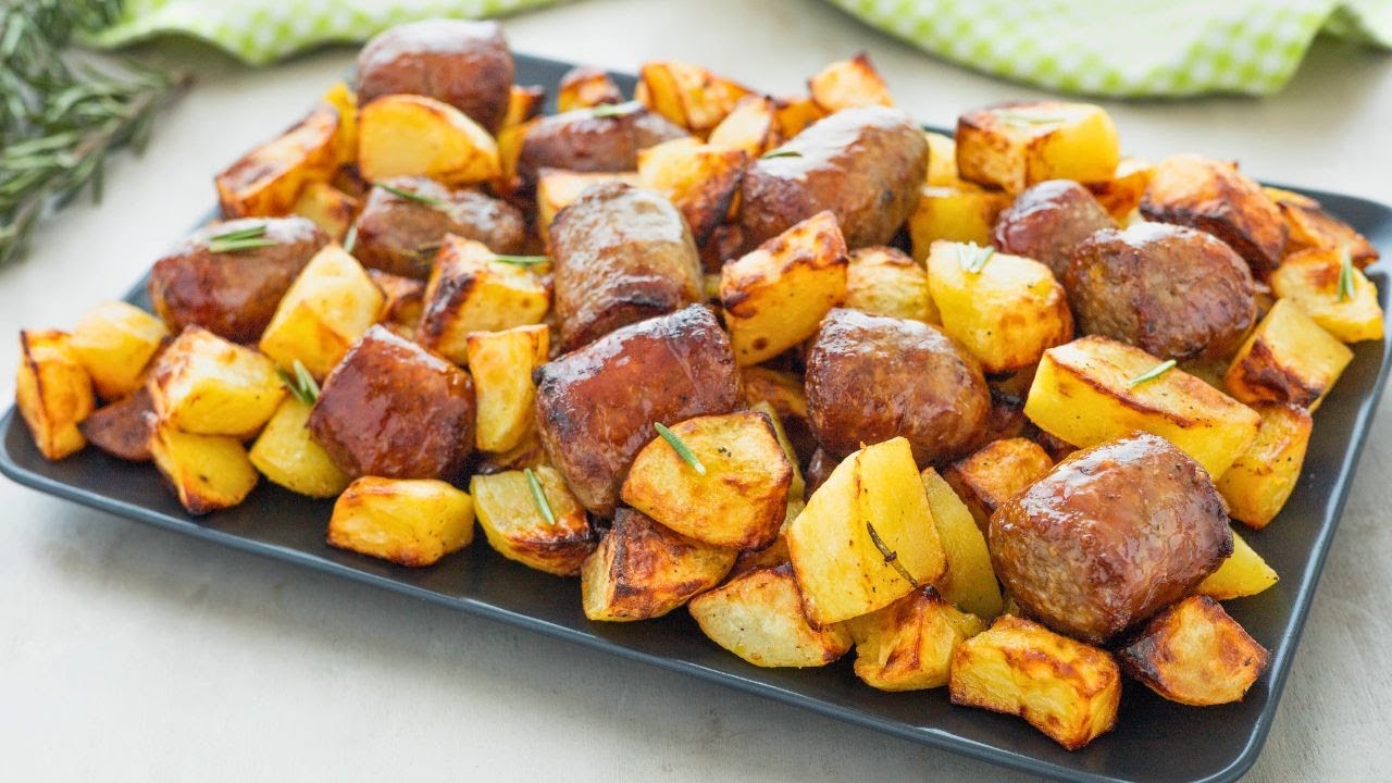 Salsicce e patate in friggitrice ad aria: la tecnica per averle croccanti e succose