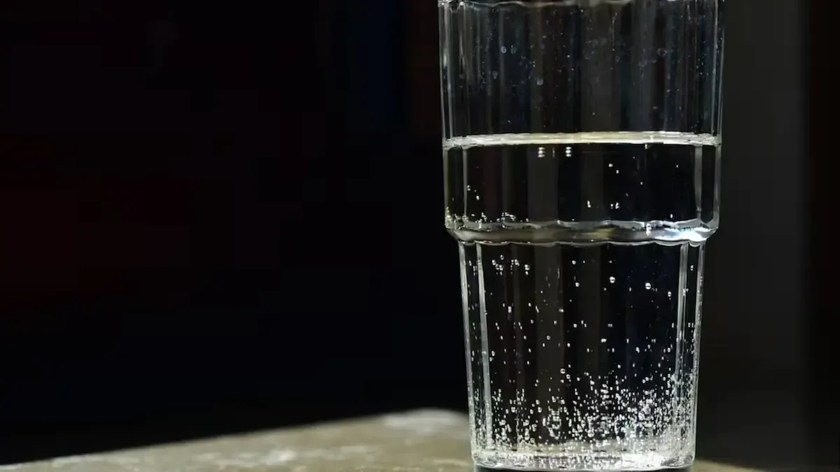 El truco detrás de dejar un vaso de agua en el fregadero.