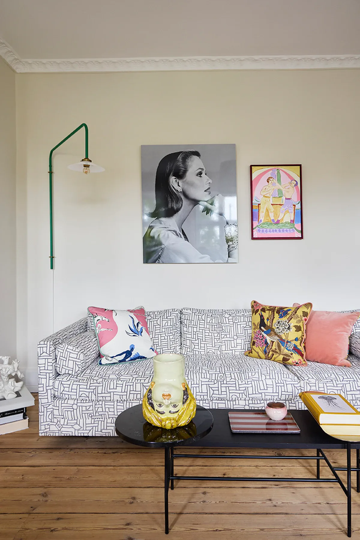 Mønstret sofa med farverige puder